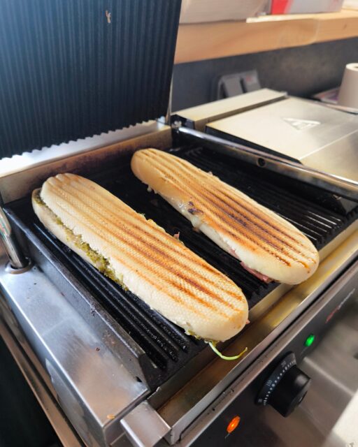 Une belle journée s'annonce au PAPP à Beauregard de Terrasson.
Le snack est ouvert, venez profitez de nos délicieuses frites, paninis et gourmandises ! 😍🍟🧇🍦Un coin de verdure au calme au milieu de nos adorables animaux 💚🐐🐏🐖🌳🏕️